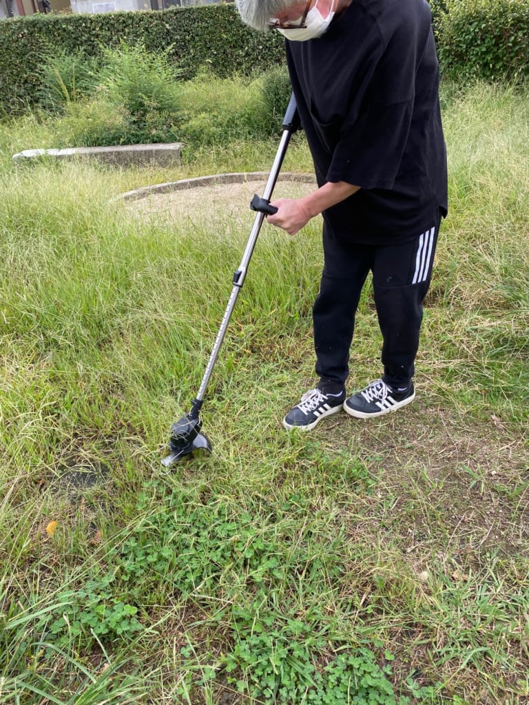 コロナ禍による町会での定期公園草刈りができない状況で草刈り機を使用した美化活動。