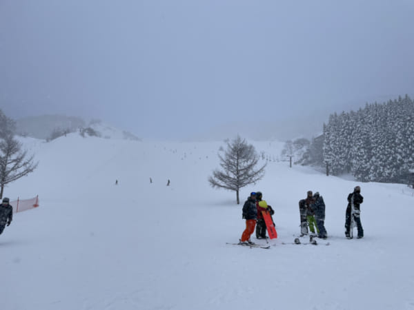 近年の地球温暖化による積雪量をスキー場で体感し、家族や友人にも理解を促す