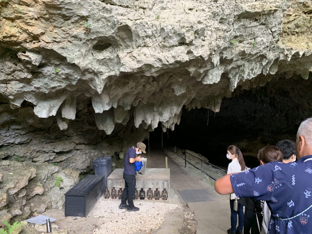 数十万年前の鍾乳洞「ガンガラーの谷」にて自然との共生を学ぶ